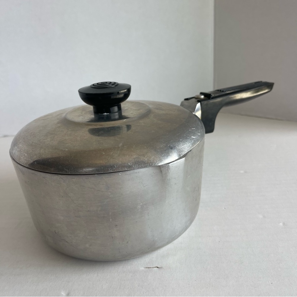 Vintage Magnalite GHC 2 Quarts (2 Liters) Dual Spout Cast Aluminum Pot with Lid.